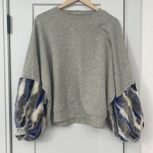 Oversized sweater with faux fur cuffs